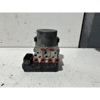 Toyota Hilux ABS Pump / Module KUN26 03/2005-08/2015