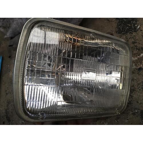 Toyota 4 Runner Right Head Light LN60 08/1984-09/1989