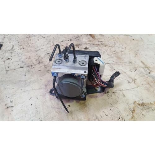 Toyota Hilux ABS Module KUN16 03/2005-08/2015