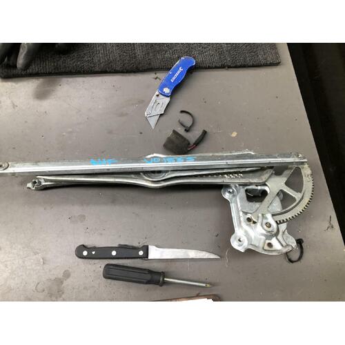 Toyota Corolla Right Front Window Regulator ZZE122 12/2001-06/2007