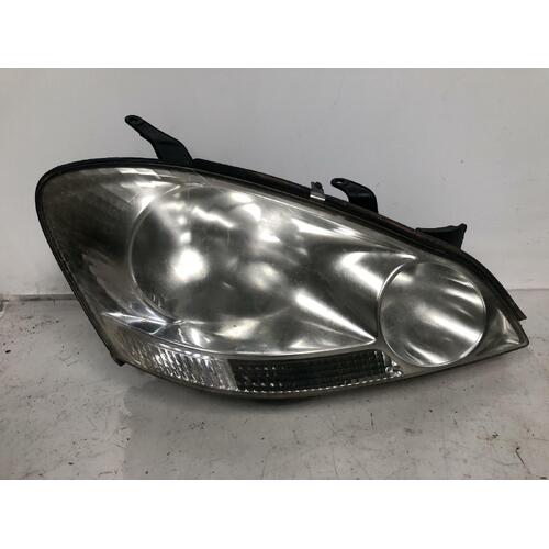 Toyota Avensis Right Head Light ACM20 12/2001-11/2003