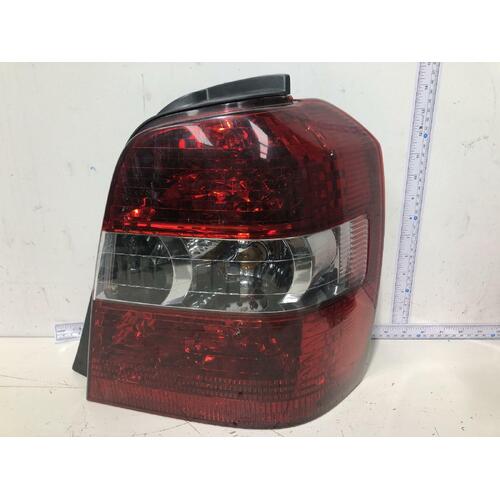 Toyota KLUGER Right Tail Light MCU28 01/01-05/07