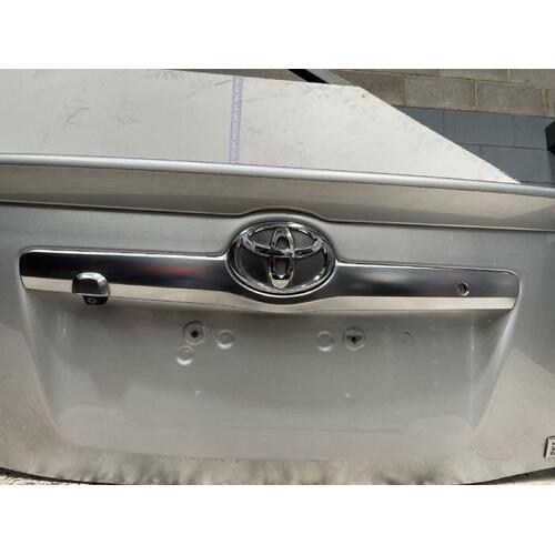 Toyota Camry Centre Bootlid Garnish AHV40 12/2009-11/2011