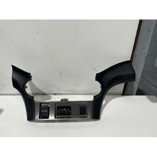 Toyota Kluger Seat Warmer Switch / Heater Controls Fascia GSU40 05/2007-02/2014