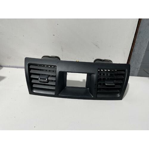 Toyota Kluger Centre A/C Vents / Display Cluster Surround GSU40 05/2007-02/2014