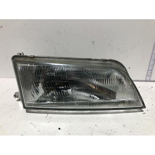 Nissan MAXIMA Right Headlight A32 02/95-11/99