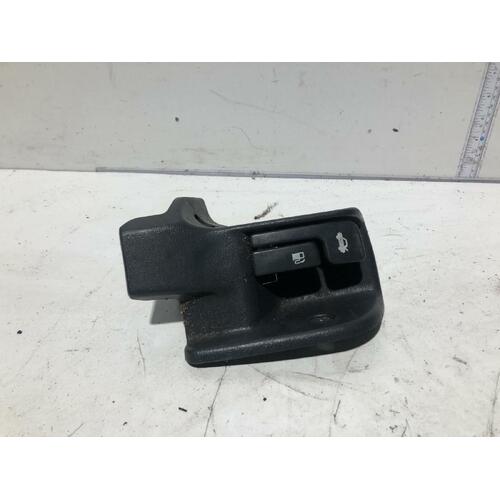 Toyota COROLLA Boot & Fuel Flap Relay Switch AE101 09/94 -10/99