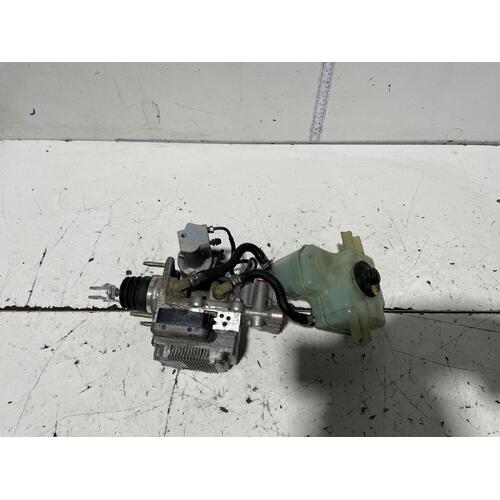 Toyota Prius C ABS Modulator Unit with Reservoir NHP10 12/2011-03/2020