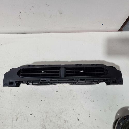 Toyota Prius C Centre A/C Vents NHP10 12/2011-03/2020