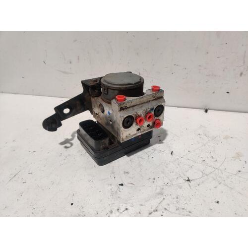 Toyota Hilux ABS Pump / Module KUN26 03/2005-08/2015