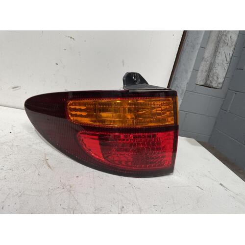 Toyota Estima Left Tail Light MCR30 2000-2003