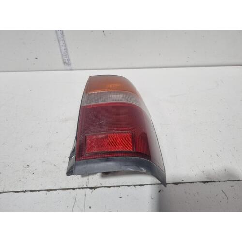 Nissan Pathfinder Right Tail Light WX 11/95-12/98