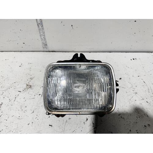 Toyota Hilux Right Head Light RZN149 09/1997-03/2005