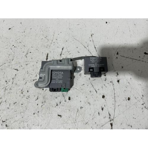 Toyota Estima Left Rear Door Control Relay Assembly MCR30 2000-2006